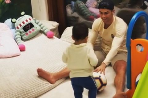 Ο Κριστιάνο Ρονάλντο παίζει μπάλα με τον γιο του στο σπίτι