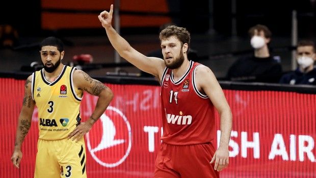 Ο Βεζένκοβ πανηγυρίζει τη νίκη του Ολυμπιακού απέναντι στην Άλμπα για την EuroLeague