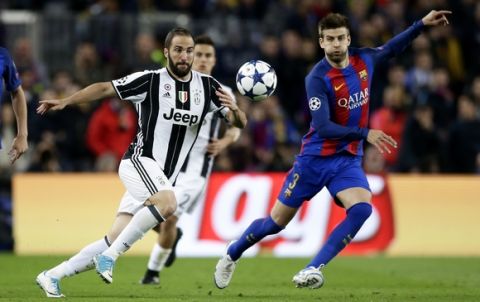 Barcelona's Gerard Pique, right, challenges Juventus's Gonzalo Higuain, left, during the Champions League quarterfinal second leg soccer match between Barcelona and Juventus at Camp Nou stadium in Barcelona, Spain, Wednesday, April 19, 2017. (AP Photo/Manu Fernandez)