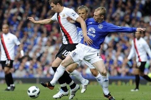 Everton's Tony Hibbert (R) challenges Manchester City's Edin Dzeko during their English Premier League soccer match in Liverpool, northern England May 7, 2011. REUTERS/Nigel Roddis (BRITAIN - Tags: SPORT SOCCER) NO ONLINE/INTERNET USAGE WITHOUT A LICENCE FROM THE FOOTBALL DATA CO LTD. FOR LICENCE ENQUIRIES PLEASE TELEPHONE ++44 (0) 207 864 9000
