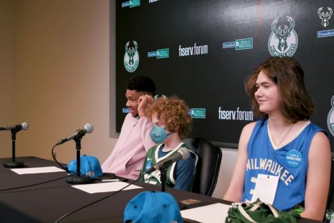 NBA: Ο Γιάννης Αντετοκούνμπο έκανε δηλώσεις έχοντας μαζί του δύο παιδιά από το "Make a wish"