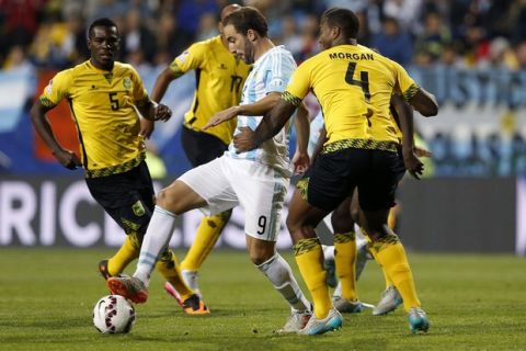 epa04811689 Argentina's Gonzalo Higuain (C) in action against Jamaica's Lance Laing (L) and Wes Morgan during the Copa America 2015 Group B soccer match between Argentina and Jamaica, at Estadio Sausalito in Vina del Mar, Chile, 20 June 2015.  EPA/FELIPE TRUEBA