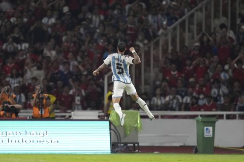 Ο Λεάντρο Παρέδες της Αργεντινής πανηγυρίζει γκολ που σημείωσε κόντρα στην Ινδονησία σε φιλικό στο "Γκελόρα Μπουνγκ Κάρνο", Τζακάρτα | Δευτέρα 19 Ιουνίου 2023