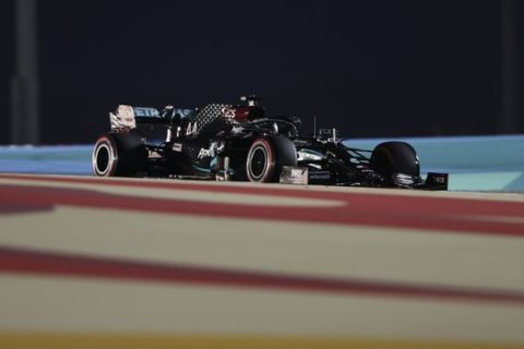 Ο Λιούις Χάμιλτον οδηγεί τη Mercedes του στην πίστα του Μπαχρέιν.