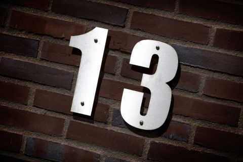 Ο αριθμός 13 πάνω σε τοίχο