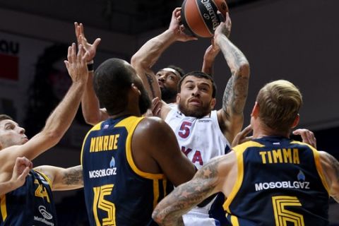 Ο Μάικ Τζέιμς απέναντι σε τρεις παίκτες της Χίμκι σε αγώνα της EuroLeague 2020/21