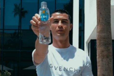 Ρονάλντο: Υπενθυμίζει στον κόσμο να μένει ενυδατωμένος, διαφημίζοντας το δικό του μεταλλικό νερό