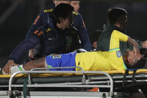 Ο Νεϊμάρ αποχώρησε κλαίγοντας από τον αγωνιστικό χώρο μετά τον σοβαρό τραυματισμό του
