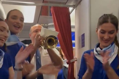 Ολυμπιακός: Ο πιλότος βγήκε με τρομπέτα και έπαιξε τον ύμνο των "ερυθρόλευκων" στο αεροπλάνο