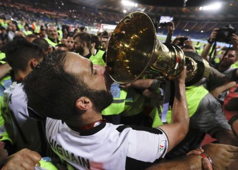 Juventus' Gonzalo Higuain kisses the trophy after winning the Italian Cup soccer final match between Lazio and Juventus, at Rome's Olympic stadium, Wednesday, May 17, 2017. Juventus won 2-0. (AP Photo/Gregorio Borgia)