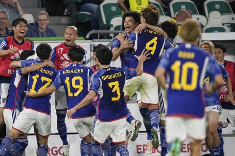 Οι παίκτες της Ιαπωνίας πανηγυρίζουν το τέταρτο γκολ της ομάδας τους σε φιλικό κόντρα στην Γερμανία | 9 Σεπτεμβρίου 2023