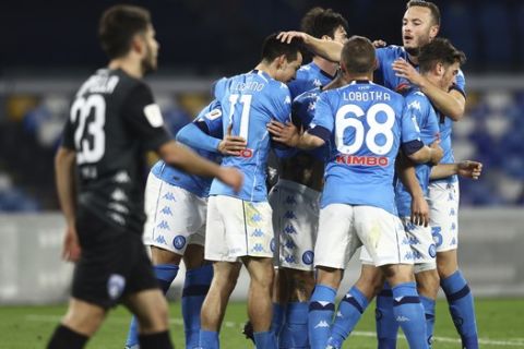 Οι παίκτες της Νάπολι πανηγυρίζουν γκολ κόντρα στην Έμπολι σε ματς των δύο ομάδων για το Coppa Italia