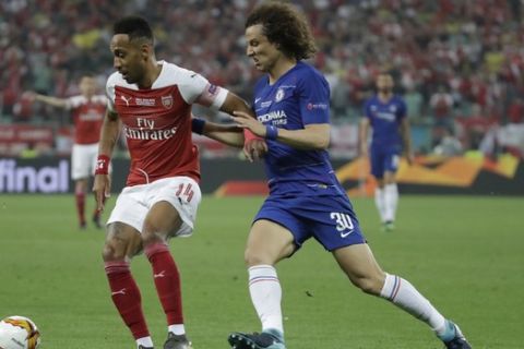 Arsenal's Pierre-Emerick Aubameyang, left, controls the ball past Chelsea's David Luiz during the Europa League Final soccer match between Arsenal and Chelsea at the Olympic stadium in Baku, Azerbaijan, Wednesday, May 29, 2019. (AP Photo/Luca Bruno)