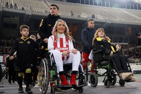 Η Τόνια με τη Μυρτώ κάνουν την είσοδό τους στον αγωνιστικό χώρο του ΟΑΚΑ στο ΑΕΚ - Ολυμπιακός
