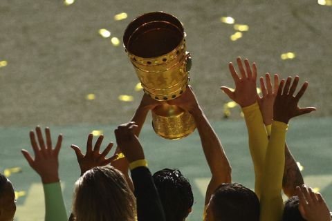 Οι παίκτες της Ντόρτμουντ πανηγυρίζουν την κατάκτηση του κυπέλλου Γερμανίας στο Ολυμπιακό Στάδιο του Βερολίνου