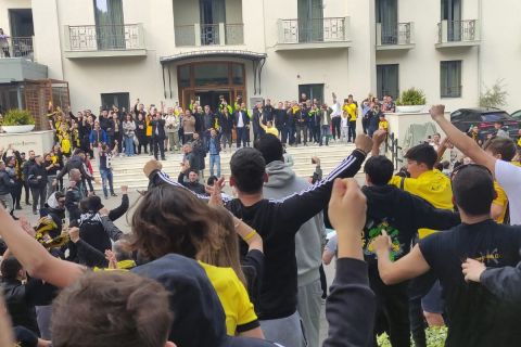 Παναθηναϊκός - ΑΕΚ: Χιλιάδες οπαδοί της Ένωσης έξω από το ξενοδοχείο μία ώρα πριν αναχωρήσει η αποστολή