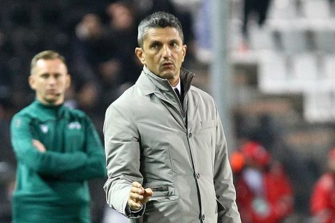 Ο προπονητής του ΠΑΟΚ, Ραζβάν Λουτσέσκου, σε στιγμιότυπο της αναμέτρησης με την Κοπεγχάγη για τη φάση των ομίλων του Europa Conference League 2021-2022 στο γήπεδο της Τούμπας | Πέμπτη 4 Νοεμβρίου 2021