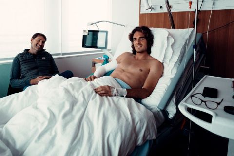 Ο Στέφανος Τσιτσιπάς στο κρεβάτι του νοσοκομείου μετά το χειρουργείο στον αγκώνα του 