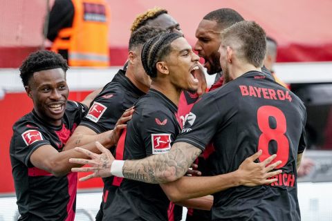 Οι παίκτες της Λεβερκούζεν πανηγυρίζουν γκολ που σημείωσαν κόντρα στη Βέρντερ για την Bundesliga 2023-2024 στην "Μπαϊαρένα", Λεβερκούζεν | Κυριακή 14 Απριλίου 2024