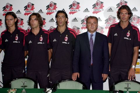 Ο νέος προπονητής της Μίλαν, Φατίχ Τερίμ, με τους Φιλίπο Ιντζάγκι, Αντρέα Πίρλο, Μανουέλ Ρουί Κόστα και Πάολο Μαλντίνι, κατά την παρουσίαση της ομάδας στο ξενοδοχείο "Γκαλία", Μιλάνο | Δευτέρα 16 Ιουλίου 2001