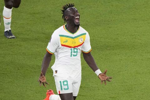 Ο Φαμαρά Ντιεντιού πανηγυρίζει γκολ του στο Κατάρ - Σενεγάλη