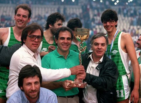 Ο Μιχάλης Κυρίτσης πανηγυρίζει το Κύπελλο του Παναθηναϊκού στον τελικό του 1986