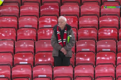 Ηλικιωμένος οπαδός της Γιουνάιτεντ παρέμεινε μόνος στις εξέδρες μετά το 5-0 από την Λίβερπουλ
