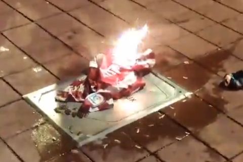 Μπαρτσελόνα: Οπαδοί της Ατλέτικο βανδάλισαν την πλακέτα του Φέλιξ και έκαψαν φανέλα του έξω από το Μετροπολιτάνο