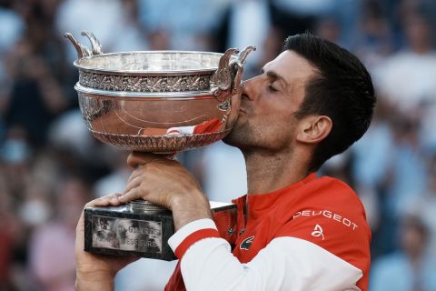 Ο Νόβακ Τζόκοβιτς φιλάει το τρόπαιο του Roland Garros, το οποίο κατέκτησε για δεύτερη φορά στην καριέρα του