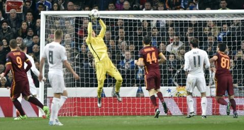 "Roma's goalkeeper from Poland Wojciech Szczesny (3L) stops a ball during the UEFA Champions League round of 16, second leg football match Real Madrid FC vs AS Roma at the Santiago Bernabeu stadium in Madrid on March 8, 2016. / AFP / GERARD JULIEN        (Photo credit should read GERARD JULIEN/AFP/Getty Images)"