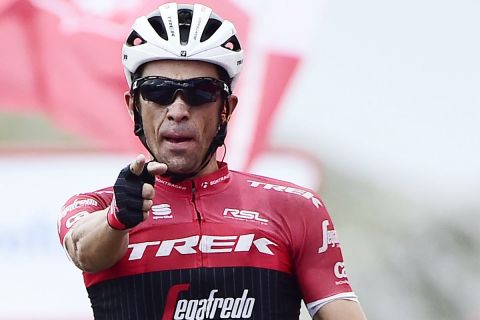 Το φοβερό και τρομερό Ανγκλίρου επιστρέφει φέτος στη Vuelta. Εδώ, ο Αλμπέρτο Κονταδόρ, ο μοναδικός αθλητής που έχει κερδίσει δυο φορές στη συγκεκριμένη ανηφόρα, στη δεύτερη νίκη του στη Vuelta του 2017 και τελευταία της καριέρας του (9/9/2017). 