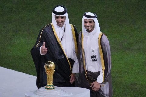 Δεξιά ο Σεΐχης του Κατάρ Γιασίμ μπιν Χαμάντ Αλ Τάνι με τον αδερφό του Εμίρη του Κατάρ Ταμίμ μπιν Χαμάντ Αλ Τάνι