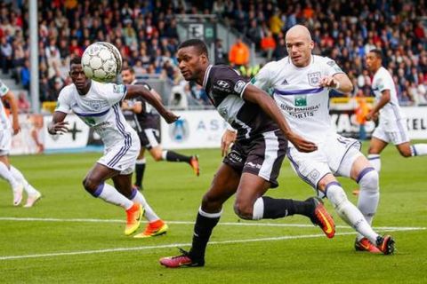 Eupen's Mamadou Sylla and Anderlecht's Bram Nuytinck fight for the ball during the Jupiler Pro League match between KAS Eupen and RSC Anderlecht, in Eupen, Sunday 21 August 2016, on the fourth day of the Belgian soccer championship. BELGA PHOTO BRUNO FAHY