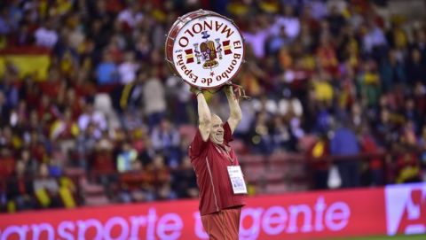 Spain's fan, Manolo, cheers his team from the pitch before to star the match  during their Euro 2016 qualifying soccer match, Group C, between Spain and Luxembourg, at Las Gaunas stadium in Logrono, northern Spain, Friday, Oct. 9, 2015. Spain won the match 4-0. (AP Photo/Alvaro Barrientos)