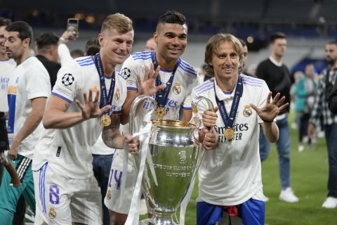 Λούκα Μόντριτς, Καζεμίρο και Τόνι Κρόος στην απονομή του 14ου Champions League της Ρεάλ Μαδρίτης στο Παρίσι