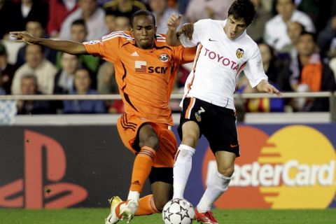 Valencia's David Villa, right, duels for the ball with Shakhtar Donetsk's Leonardo, left, during their UEFA Champions League group D soccer match at the Mestalla stadium in Valencia, Spain, Wednesday, Oct. 18, 2006. (AP Photo/Fernando Bustamante)