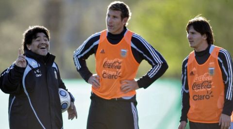 Argentina's coach Diego Maradona, left, and players Martin Palermo, center, and Lionel Messi talk during a training session in Buenos Aires, Tuesday, Oct. 6, 2009. Argentina will face Peru in a 2010 World Cup qualifying soccer game on October 10. (AP Photo/Natacha Pisarenko)