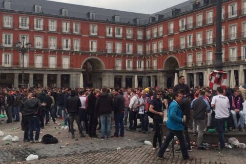 Οπαδοί της Αϊντχόφεν εξευτελίζουν ζητιάνες στη Μαδρίτη!