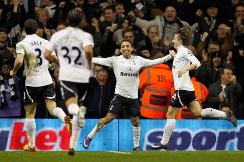 Tottenham Hotspur's Aaron Lennon (2ndR) celebrates scoring his goal during an English Premier League football match between Tottenham Hotspur and Everton at White Hart Lane in London, on January 11, 2012. AFP PHOTO/IAN KINGTON
RESTRICTED TO EDITORIAL USE. No use with unauthorised audio, video, data, fixture lists, club/league logos or âliveâ services. Online in-match use limited to 45 images, no video emulation. No use in betting, games or single club/league/player publications. (Photo credit should read IAN KINGTON/AFP/Getty Images)