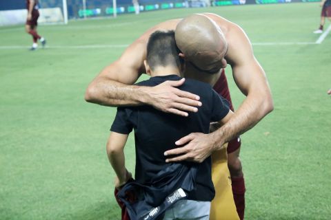 ΑΕΚ: Ο Άμραμπατ έδωσε τη φανέλα του σε ένα μικρό φίλαθλο μετά το ματς με τον Παναιτωλικό
