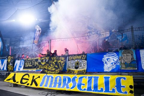 Οι οπαδοί της Μαρσέιγ σήκωσαν πανό για την ΑΕΚ στο ματς με τον ΠΑΟΚ