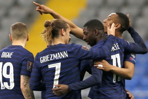Οι παίκτες της Γαλλίας πανηγυρίζουν το γκολ τους απέναντι στο Καζακστάν