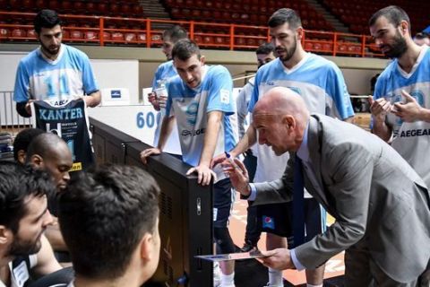 Οι παίκτες του Κολοσσού σε τάιμ-άουτ σε αγώνα της Stoiximan Basket League την σεζόν 2020/21