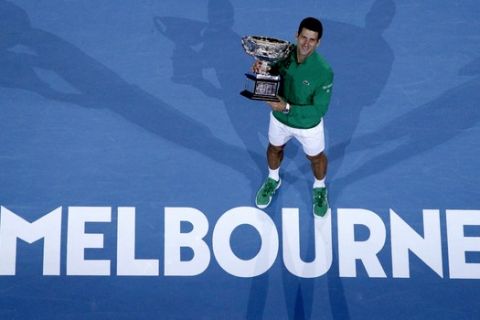 O Νόβακ Τζόκοβιτς πανηγυρίζει την κατάκτηση του Australian Open το 2020