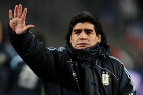 FOOTBALL - FRIENDLY GAMES 2008/2009 - FRANCE v ARGENTINA - 11/02/2009 - DIEGO MARADONA WAVES AS HE ARRIVES ON THE PITCH (ARG) - PHOTO PHILIPPE LAURENSON / FLASH PRESS
