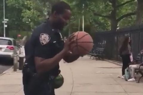 Αστυνομικός βάζει τρίποντα από το πεζοδρόμιο