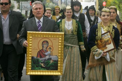 Ο Νομάρχης Θεσσαλονίκης Παναγιώτης Ψωμιάδης κρατάει μία εικόνα της Παναγίας προσερχόμενος στην οικεία του Αρχιεπισκόπου Χριστόδουλου στο Ψυχικό όπου τον επισκέφθηκε μαζί με ποντιακή χορωδία για τα κάλαντα των Χριστουγέννων, Δευτέρα 31 Δεκέμβρη 2007.
