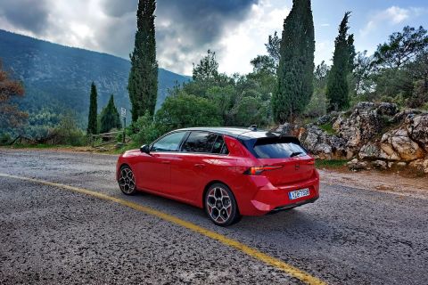 Δοκιμή Opel Astra 1.6T Plug-in Hybrid: Το υβριδικό Astra προσφέρει επιδόσεις 180 ίππων και ηλεκτροκίνηση για έως 60 km