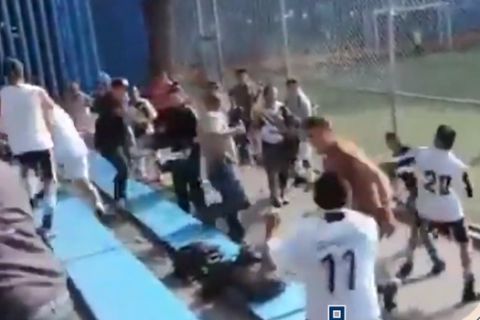 Απίστευτο ξύλο μεταξύ γονιών σε αγώνα παιδικού πρωταθλήματος στο Μεξικό!