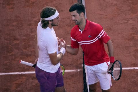 Ο Νόβακ Τζόκοβιτς με τον Στέφανο Τσιτσιπά με τη λήξη του τελικού του Roland Garros | 13 Ιουνίου 2021